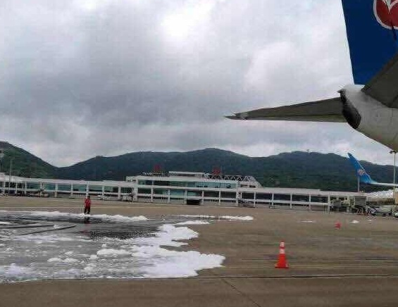 烏龍！長安航空首航飛機(jī)珠海機(jī)場“過水門” 消防車誤噴泡沫致飛機(jī)停飛